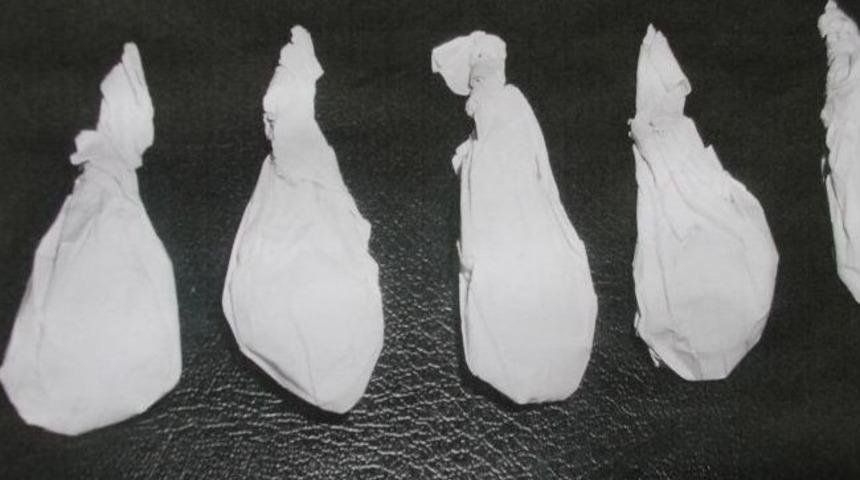 Polisi G&ouml;r&uuml;nce Cebindeki Esrar Paketlerini Yere Attı