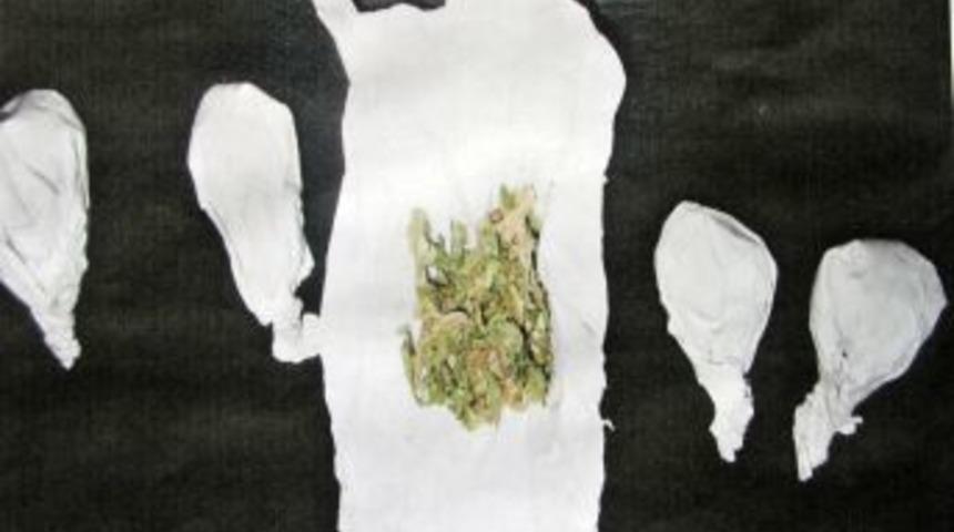 Polisi G&ouml;r&uuml;nce Uyuşturucu Paketlerini Yere Attı