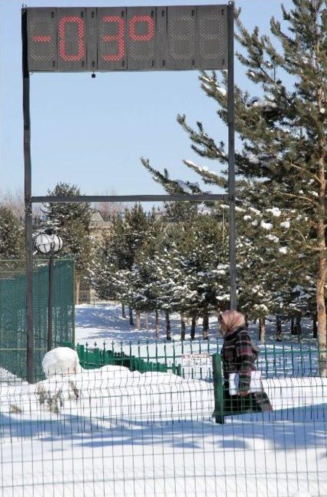 Erzurum’da Öğle Saatlerinde Termometreler Eksi 3 Dereceyi Gösterdi