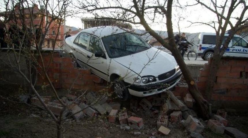 Kadın S&uuml;r&uuml;c&uuml; &Ouml;nce &Ouml;ğrencilere Sonra Bah&ccedil;e Duvarına &Ccedil;arptı