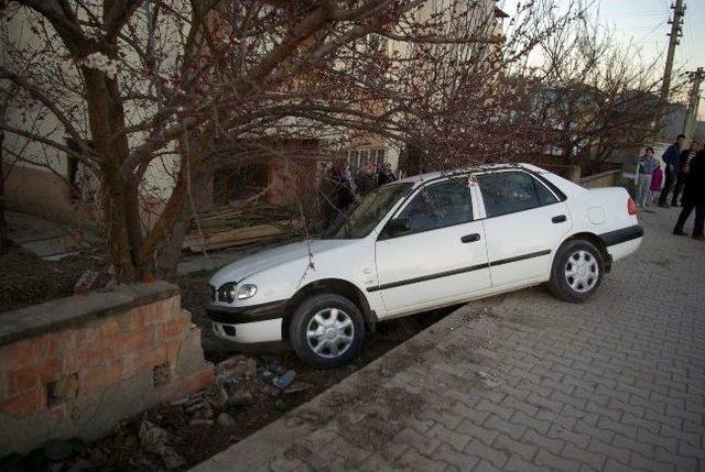 Kadın Sürücü Önce Öğrencilere Sonra Bahçe Duvarına Çarptı