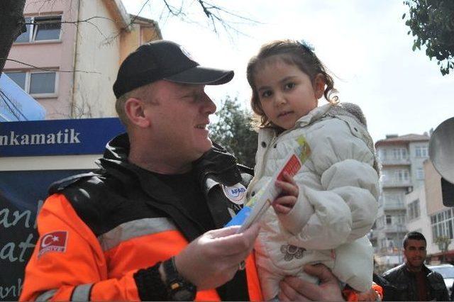 Afad Üyeleri Broşürle Halkı Bilgilendirdi