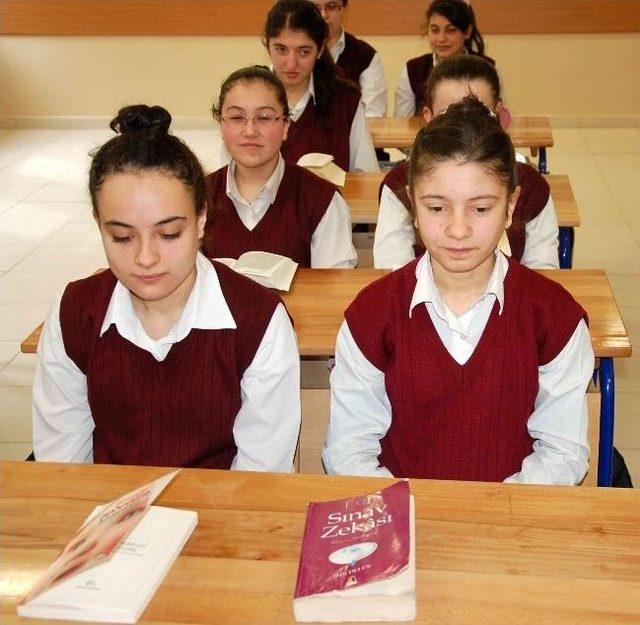 Simav Anadolu Kız Meslekte 20 Dakika Kitap Okuma Zorunluluğu