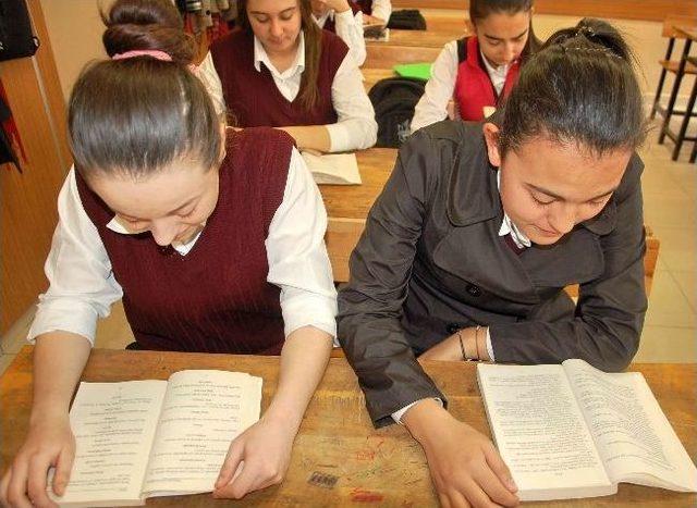 Simav Anadolu Kız Meslekte 20 Dakika Kitap Okuma Zorunluluğu