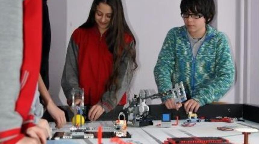 Gen&ccedil; Beyinler Yaşlılara Yardım Edecek Robotlar Tasarlıyor