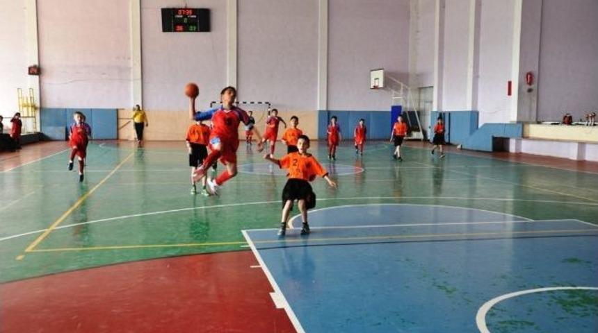 K&uuml;&ccedil;&uuml;k Hentbolcular Kupalarını Aldı