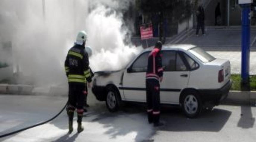 Park Halinde Alev Alan Otomobil Mahalle Sakinlerini Sokağa D&ouml;kt&uuml;