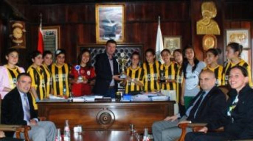 Ortaklar'ın kızları g&ouml;zlerini T&uuml;rkiye kupasına dikti!