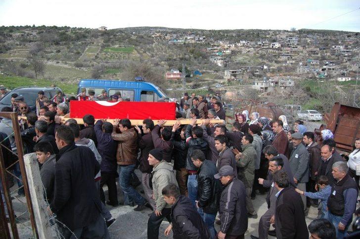 Tunceli'de Kalp Krizinden Ölen Asker Tarsus'ta Toprağa Verildi G5