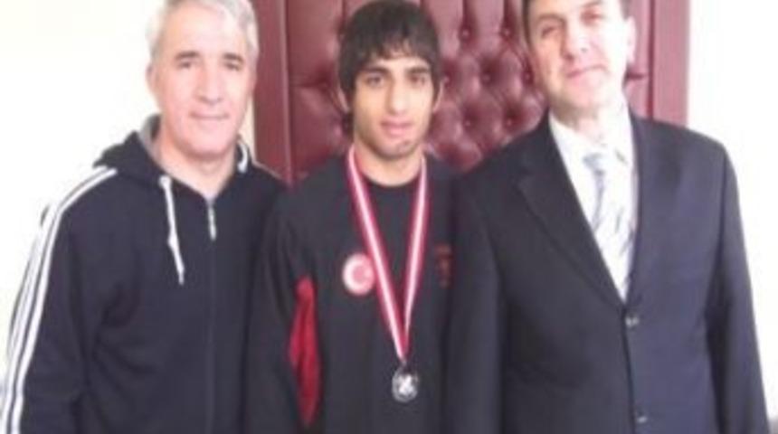 Şehzade Mehmet Koleji &Ouml;ğrencisi, Serbest G&uuml;reş M&uuml;sabakalarında 1. Oldu