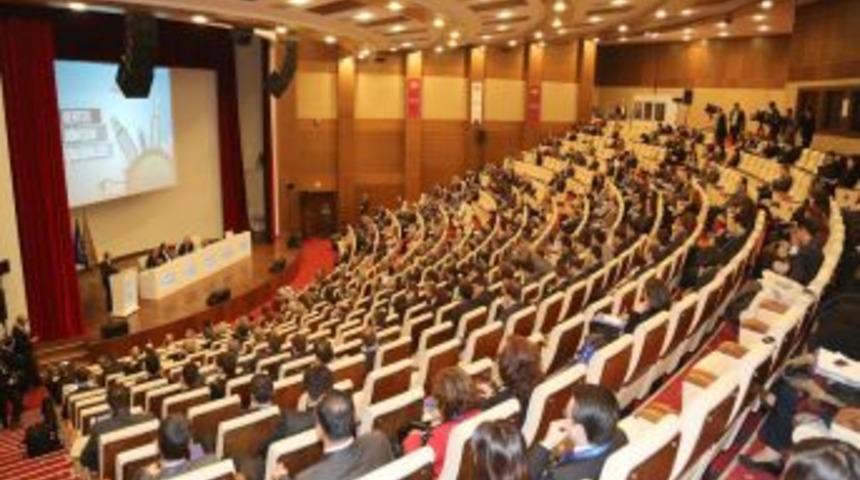 Kadir Topbaş: İstanbul&rsquo;da 330 Hektarlık Alanda Kentsel D&ouml;n&uuml;ş&uuml;m Y&uuml;r&uuml;t&uuml;yoruz