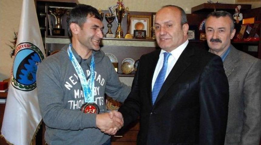 Bilek G&uuml;reşi Şampiyonu U&ccedil;ak'tan Arslan'ı Ziyaret