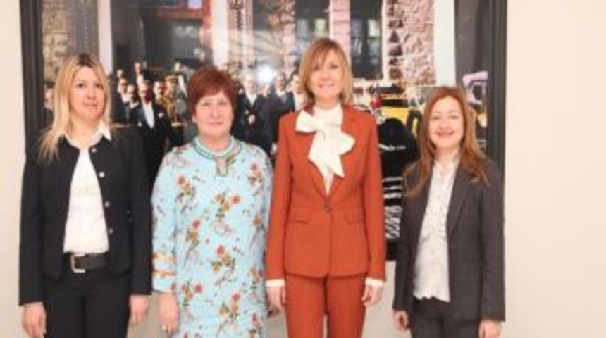 Kadına Şiddetin &Ouml;n&uuml;ne Eğitimli Ve &Ccedil;alışan Kadınla Ge&ccedil;ebiliriz