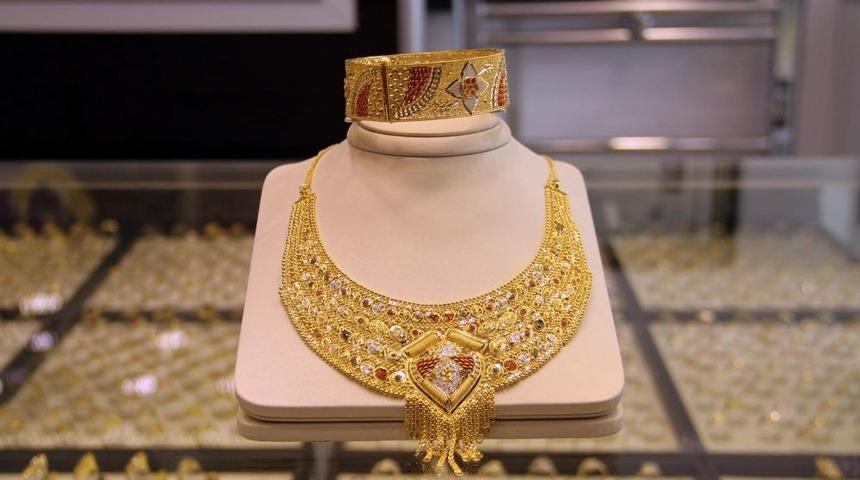 Ger&ccedil;ek Kolyeyi Sahtesiyle Değiştiremeyen Hırsız Dayağı Yedi Ka&ccedil;tı