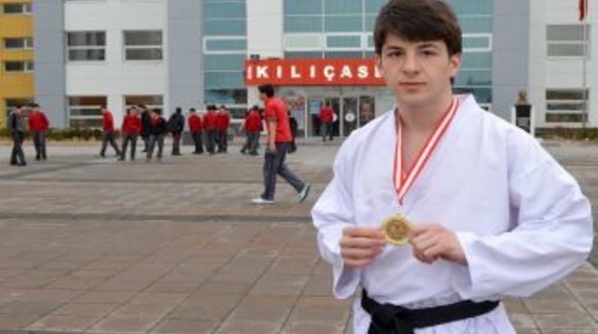 Kılı&ccedil;aslan Ve Yelkenoğlu &Ouml;ğrencileri Karatede Kayseri Birincisi Oldu