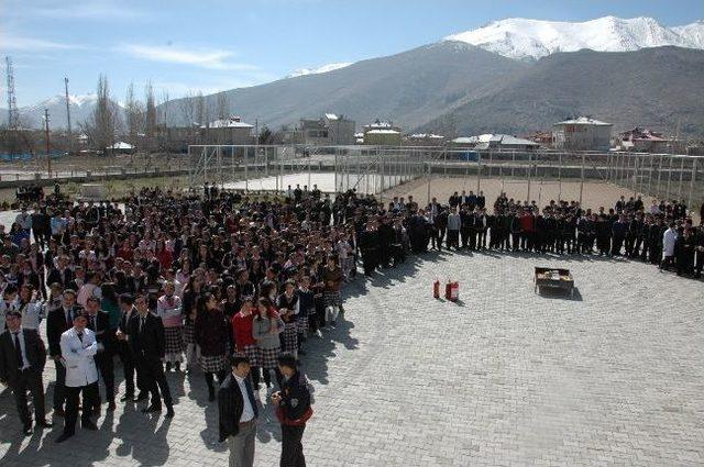 Öğrencilere Yangın Ve Deprem Tatbikatı