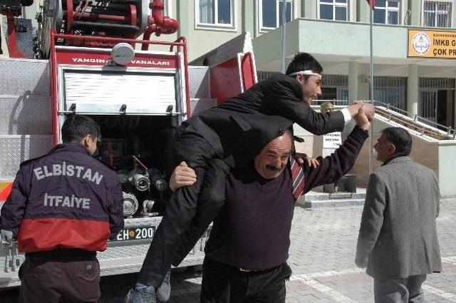 Öğrencilere Yangın Ve Deprem Tatbikatı