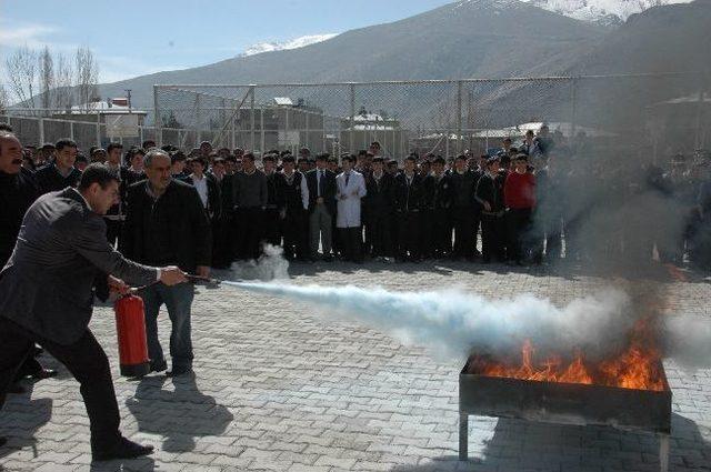 Öğrencilere Yangın Ve Deprem Tatbikatı