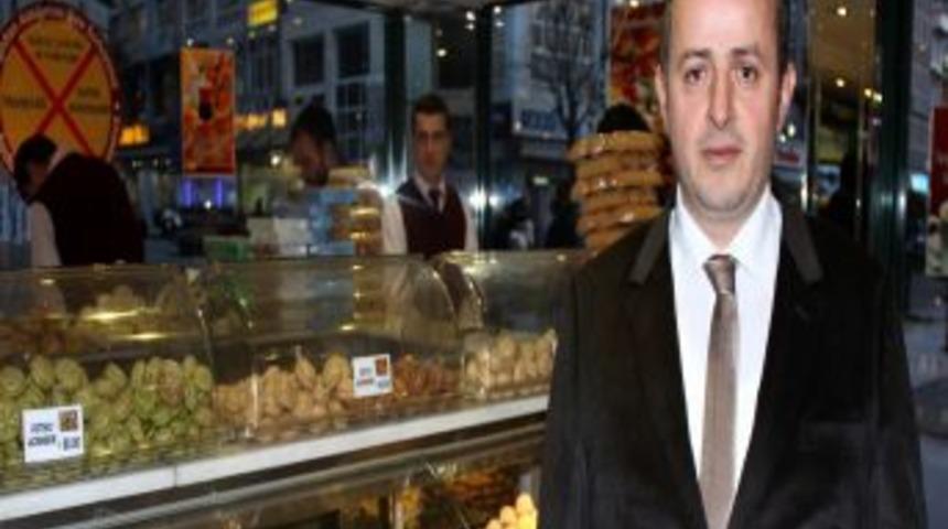 Rizeli Pastane Işletmecisi Acıbademin 53 &Ccedil;eşidini &Uuml;retmeyi Başardı