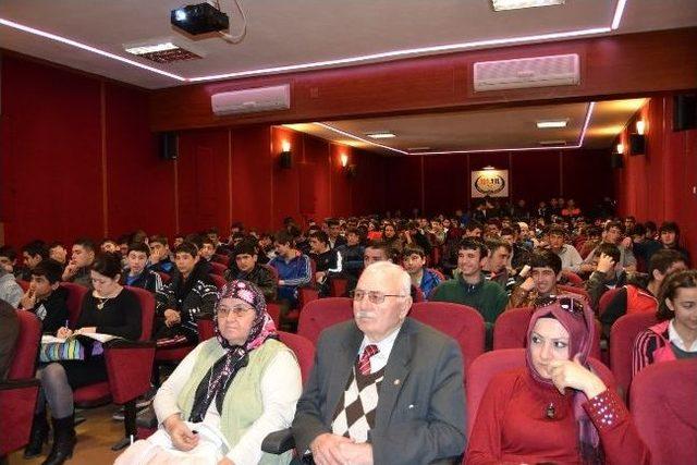 Öğrencilere Medya Ve İletişim Konferansı