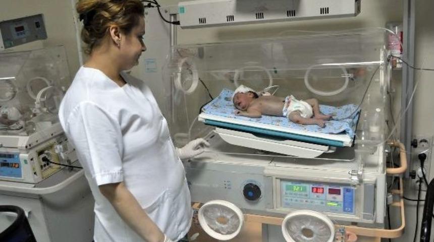 Yeni Doğan Bebeği Sınıra Bıraktılar