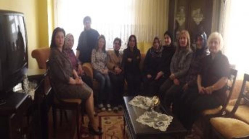 Ak Partili Kadınlar Mahalle Mahalle Geziyor