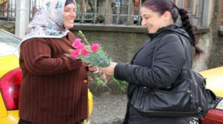 Kadın Muhtar, Kadınlar G&uuml;n&uuml;'n&uuml; Karanfil Dağıtarak Kutladı