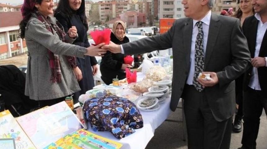 Bozbey&rsquo;den &ldquo;kadınlar El Ele&rdquo; Kermesine Menekşeli Destek