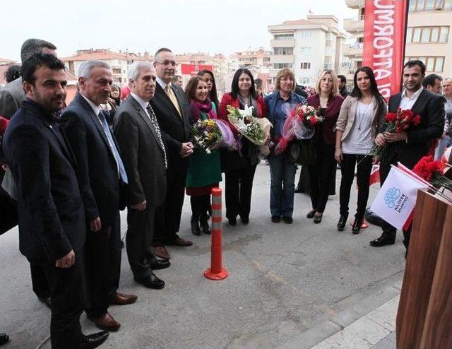 Bozbey’den “kadınlar El Ele” Kermesine Menekşeli Destek