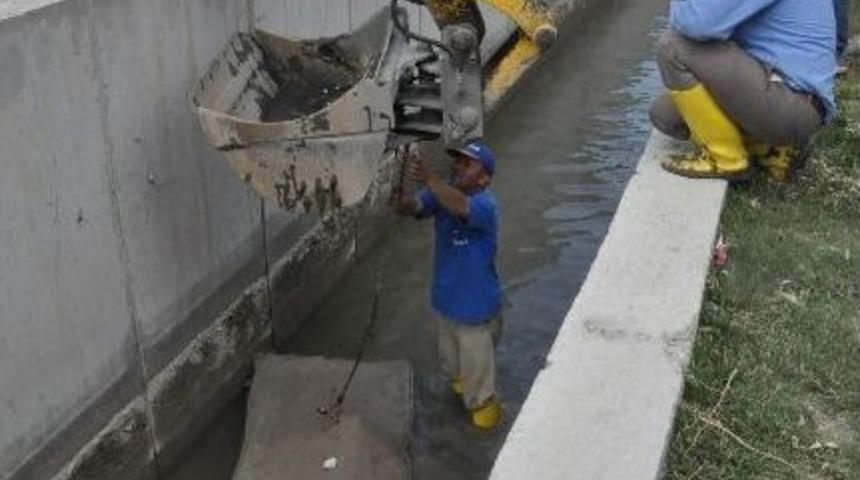 K&uuml;tahya'da Sulama Kanalları Temizleniyor