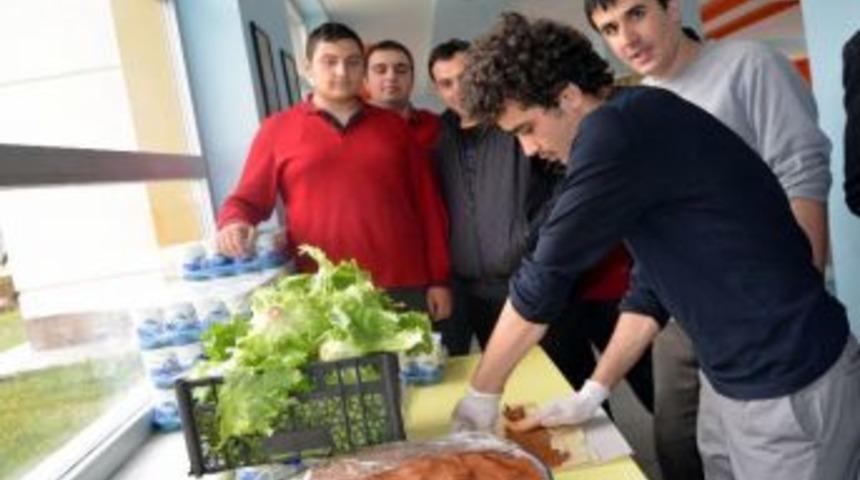 &Ouml;ğrenciler Y&uuml;ksekova&rsquo;daki Kardeş Okulları I&ccedil;in &Ccedil;iğ K&ouml;fte Yoğurdu