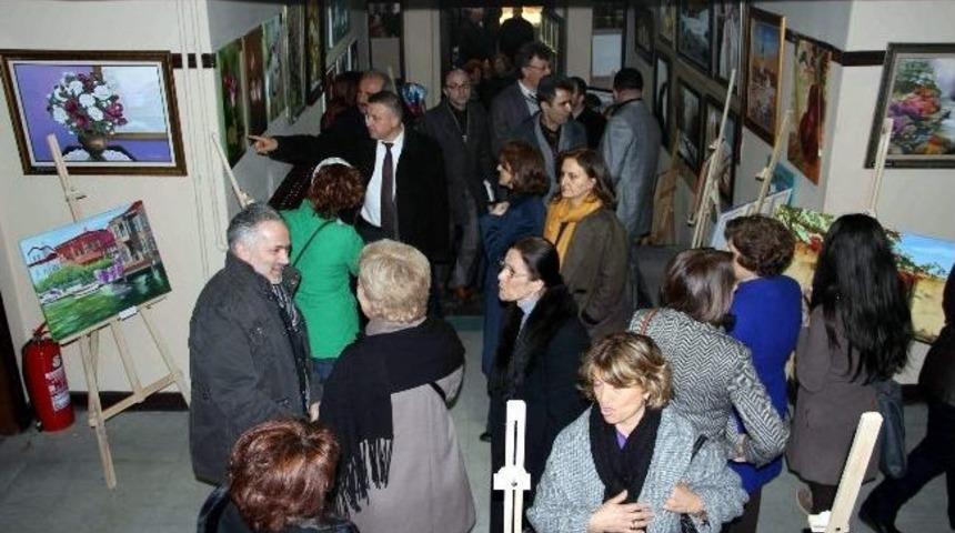 Kadınlar G&uuml;n&uuml; İ&ccedil;in Resimlerini Sergiledi