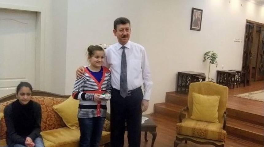 Vali Savur, &Ouml;ğrencileri Evinde Ağırladı