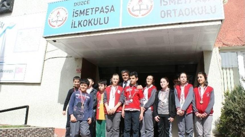 D&uuml;zce İsmetpaşa Ortaokulunda Başarılı &Ouml;ğrencilere &Ouml;d&uuml;l Yağmuru
