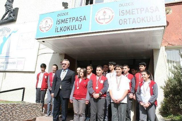 Düzce İsmetpaşa Ortaokulunda Başarılı Öğrencilere Ödül Yağmuru