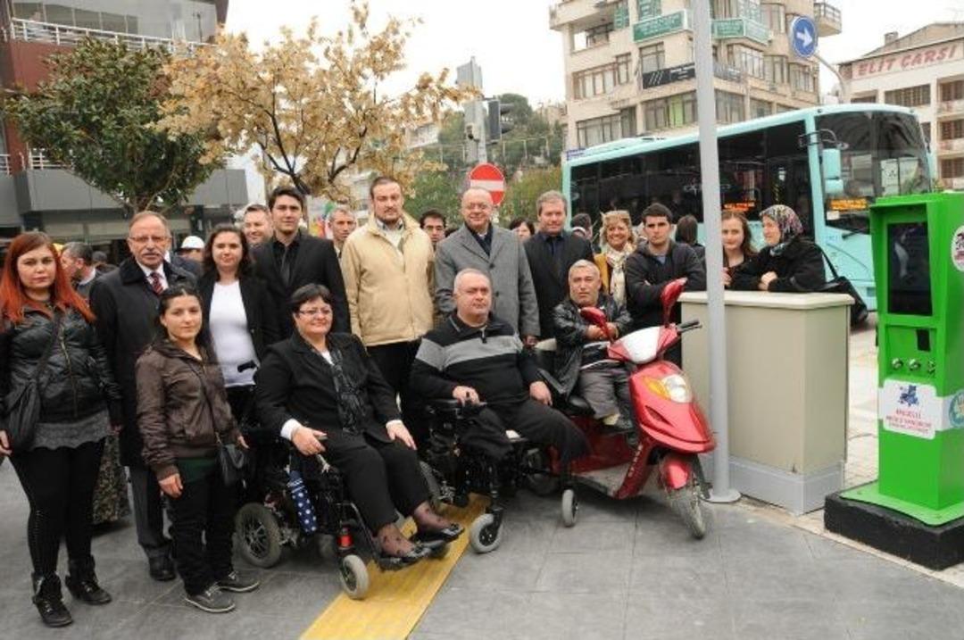 Manisa Belediyesi'nden Engelliler İ&ccedil;in Ak&uuml;l&uuml; Ara&ccedil; Şarj Makinesi