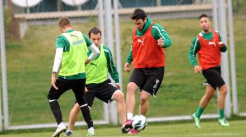 Bursaspor, Fenerbah&ccedil;e Ma&ccedil;ı Hazırlıklarını S&uuml;rd&uuml;rd&uuml;