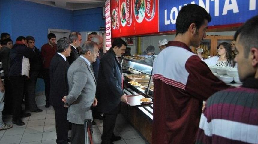 Vali Vasip Şahin &Uuml;niversiteli Gen&ccedil;leri Ziyaret Etti