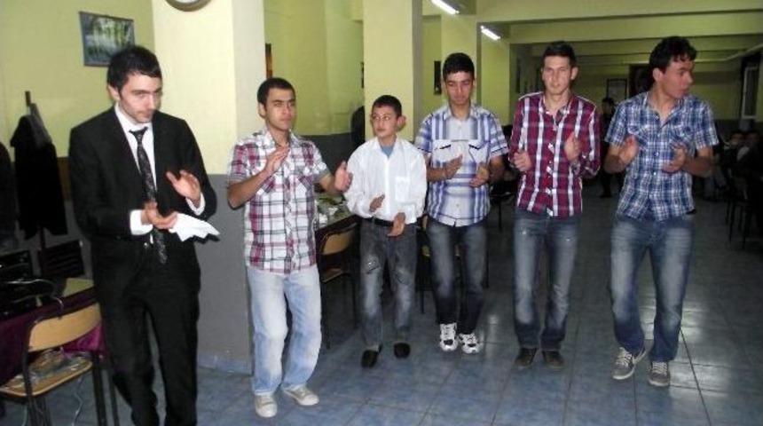 Gemerek'te &Ouml;ğrenciler &Ccedil;iğ K&ouml;fte Partisinde Doyasıya Eğlendi