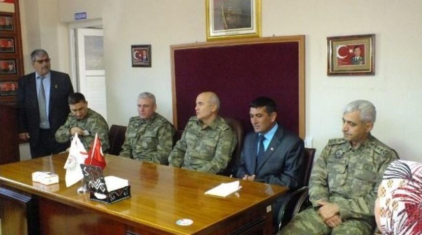 Komutanlardan Şehit Ailelerine Ziyaret