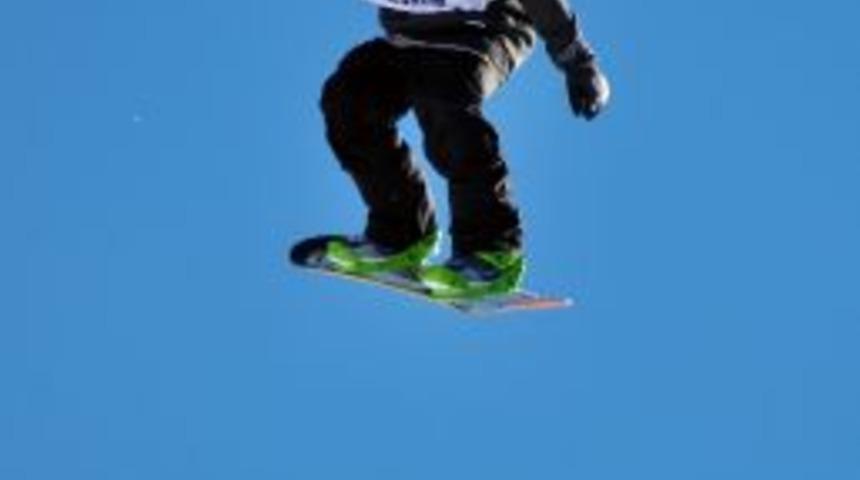 D&uuml;nya Gen&ccedil;ler Snowboard Şampiyonası S&uuml;r&uuml;yor