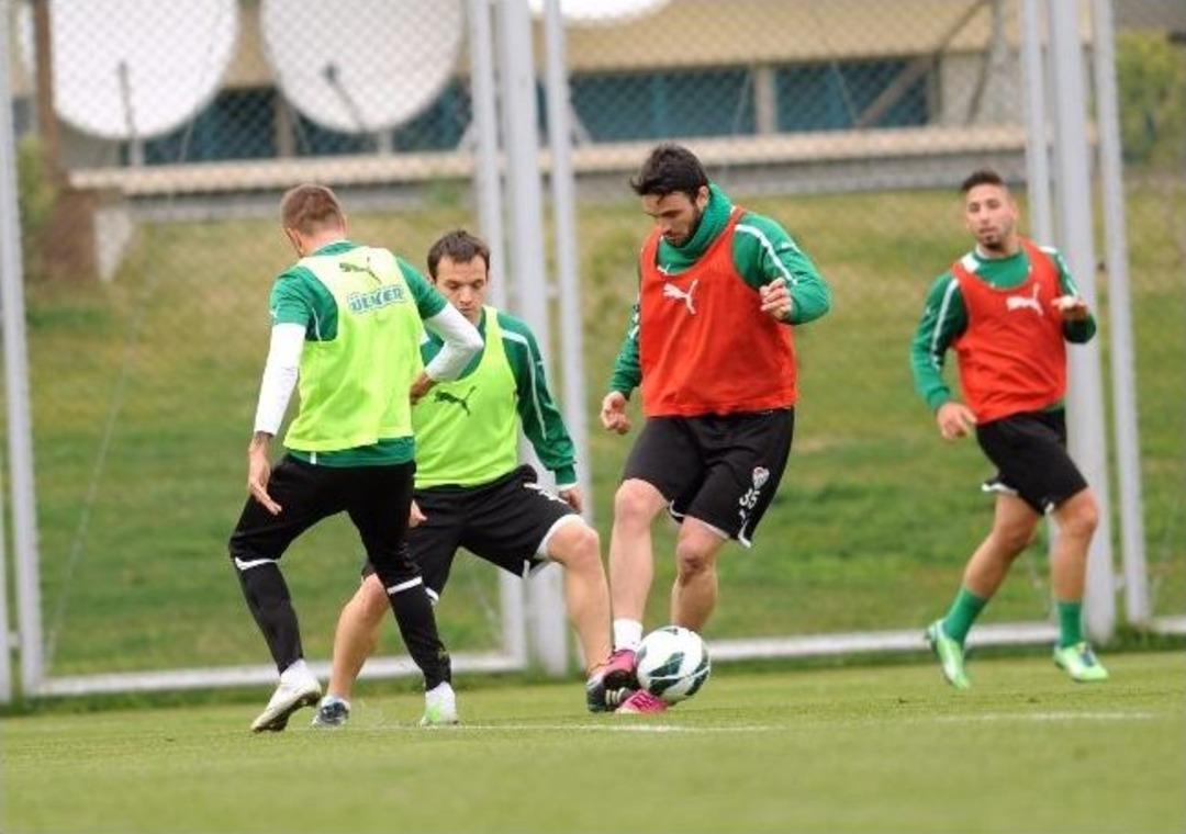 Bursaspor, Fenerbah&ccedil;e Ma&ccedil;ına Marş Eşliğinde Hazırlanıyor