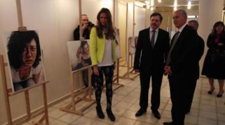 Uşak'ta 'Şiddet' Isimli Fotoğraf Sergisi Açıldı