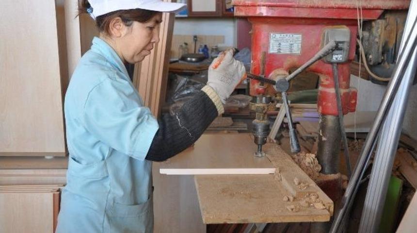 Sandıklı’da Kadın Mobilya Ustası