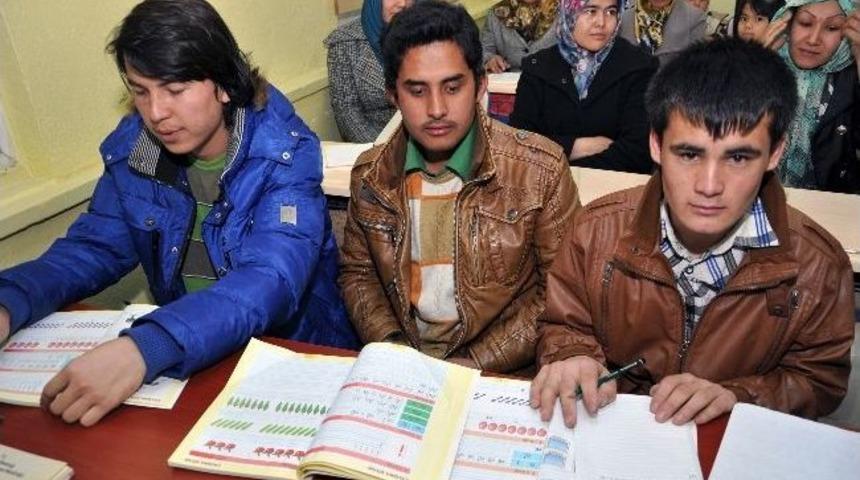 G&uuml;m&uuml;şhane&rsquo;de Afganlar T&uuml;rk&ccedil;e &Ouml;ğreniyor