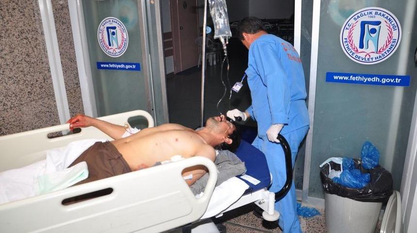 Sırtına orak saplandı