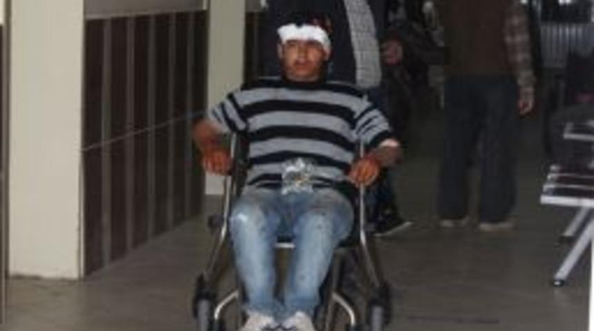 Sokak K&ouml;pekleri Motosikletli S&uuml;r&uuml;c&uuml;ye Saldırdı: 2 Yaralı