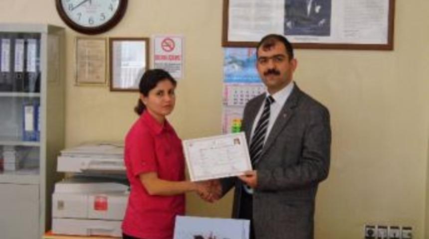 Bayan S&uuml;r&uuml;c&uuml; Adayı, Ehliyet Sınavından 100 Tam Puan Aldı