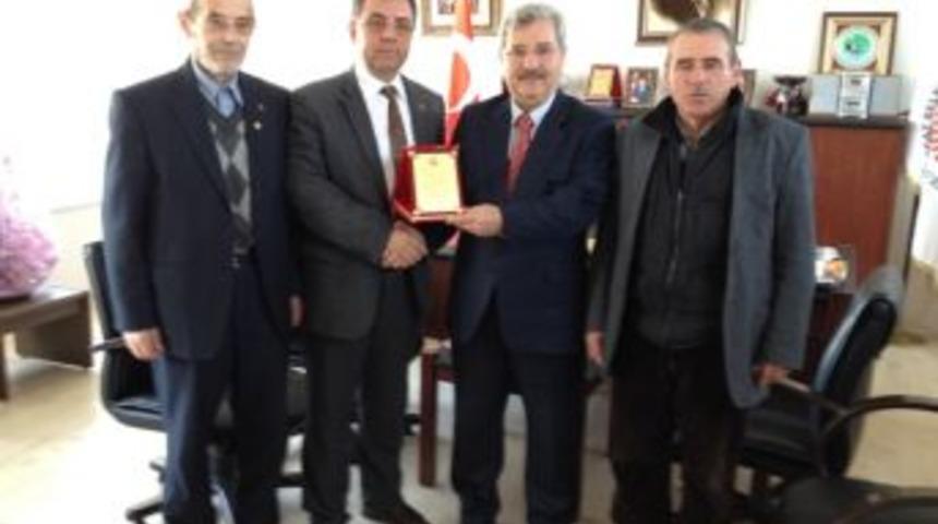 Başkan &Ccedil;alışkan&rsquo;dan Genel Sekreter Eser&rsquo;e Teşekk&uuml;r Plaketi