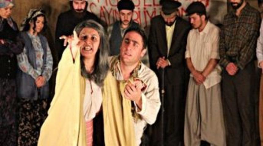 Ardahan Belediyesi K&uuml;lt&uuml;r Sanat Etkinliği Kapsamında &ldquo;yılanların &Ouml;c&uuml;&rdquo; Adlı Tiyatro Oyunu Sahnelendi